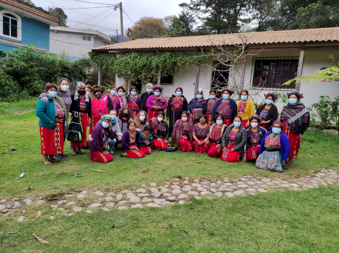 grupo de mujeres indígenas en un jardín