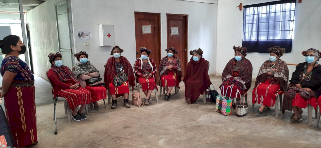 grupo de mujeres indígenas sentadas en círculo