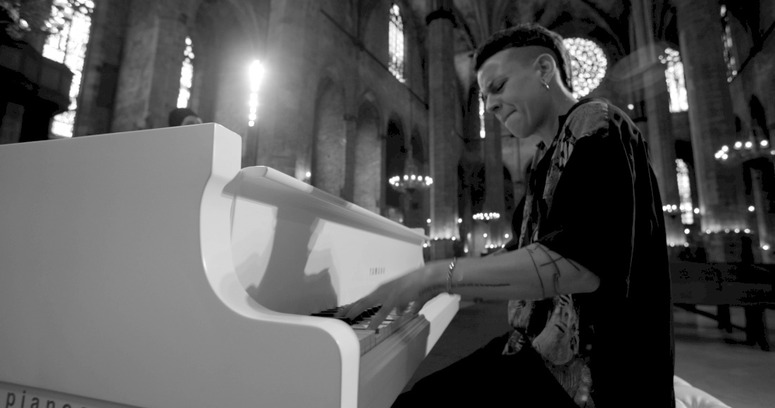 fotografía en blanco y negro de hombre tocando el piano